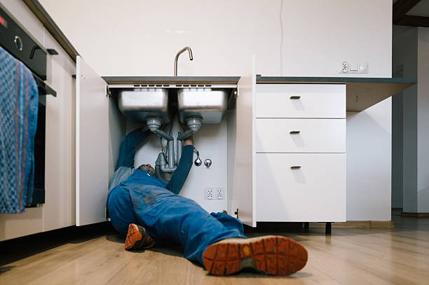 Professional Emergency Plumber technician working in Walker, KY